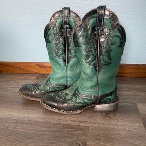 Size 8B Ariat cowgirl boots